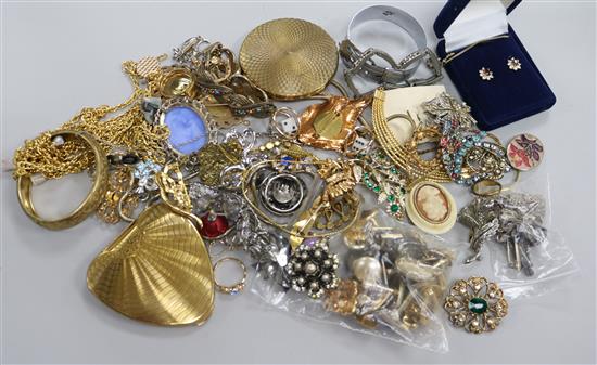 Assorted costume jewellery including silver.